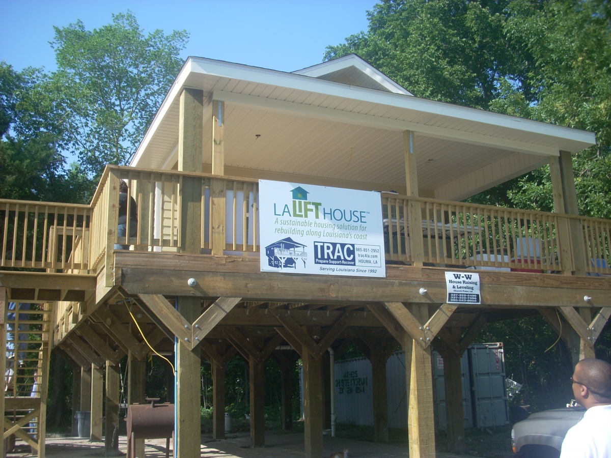 “Lift Houses” demonstrate hurricane and flood-resilient housing at a reasonable cost.